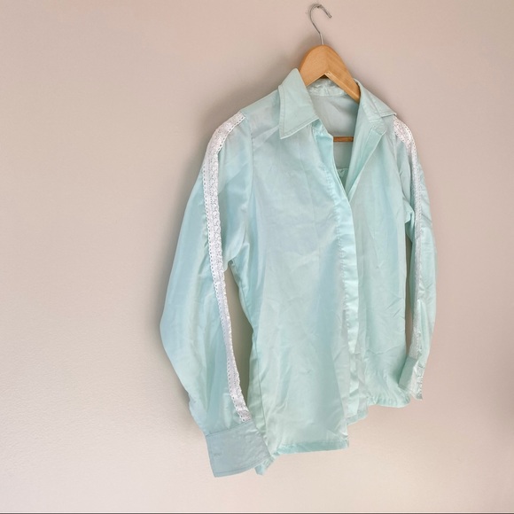 ❤️3/30❤️Vintage Pastel Button Down with Lace - Picture 3 of 5